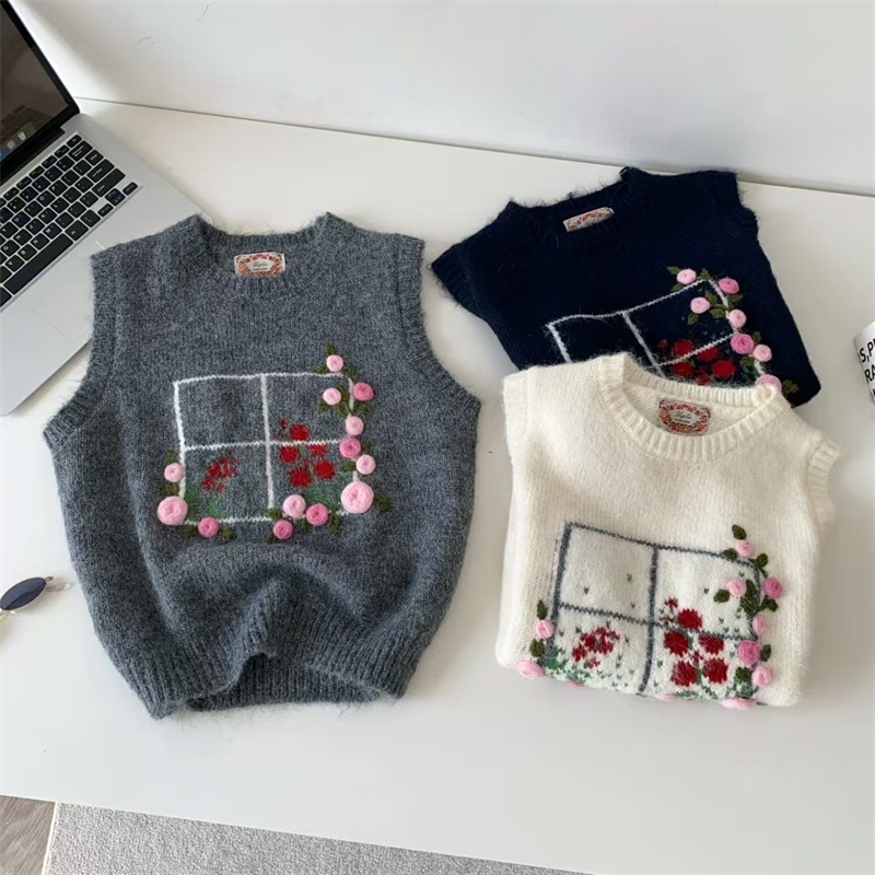 Embroidery Rose - سترة نسائية محبوكة بدون أكمام بتطريز